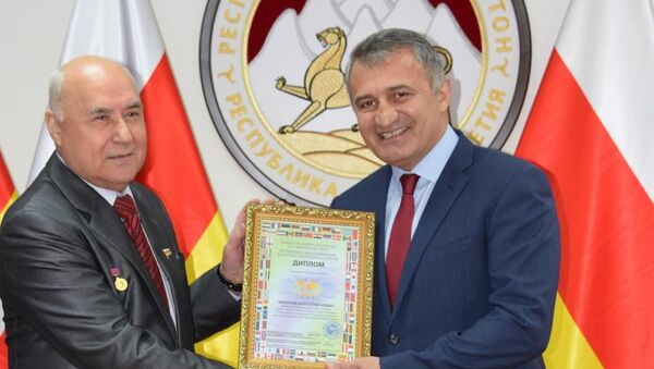 Президента Южной Осетии наградили дипломом лауреата премии ВАНКБ - Sputnik Южная Осетия
