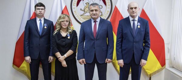 Анатолий Бибилов наградил сотрудников Посольства в Москве - Sputnik Южная Осетия