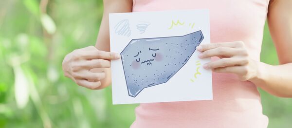 Девушка держит картинку с больной печенью в руках Девушка держит картинку с больной печенью в руках - Sputnik Южная Осетия