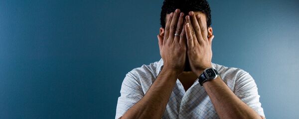 Мужчина закрыл лицо руками - Sputnik Южная Осетия