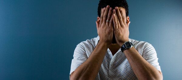 Мужчина закрыл лицо руками - Sputnik Южная Осетия