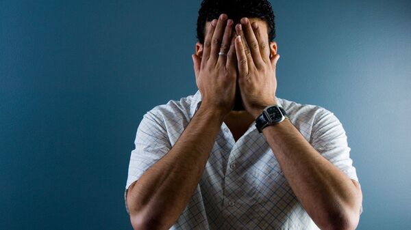 Мужчина закрыл лицо руками - Sputnik Южная Осетия