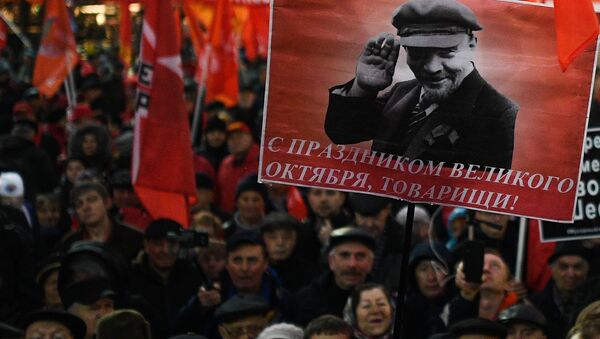 Участники шествия, годовщине Великой Октябрьской социалистической революции в Москве - Sputnik Южная Осетия
