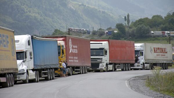 Многокилометровая очередь грузовиков на грузино-российской границе - Sputnik Южная Осетия