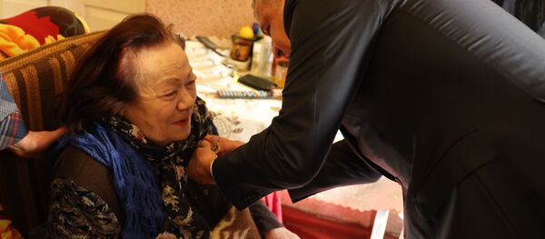 Анатолий Бибилов вручил Ирине Ломидзе нагрудный знак Народного учителя РЮО Анатолий Бибилов вручил Ирине Ломидзе нагрудный знак Народного учителя РЮО - Sputnik Южная Осетия