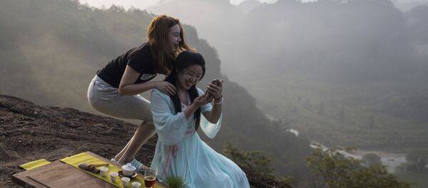 Девушки фотографируются в горах Уишань, Китай Девушки фотографируются в горах Уишань, Китай - Sputnik Южная Осетия