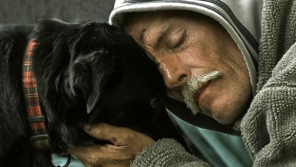 Старик обнимает собаку - Sputnik Южная Осетия