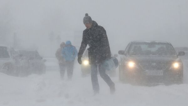 Люди на улице во время сильного снегопада - Sputnik Южная Осетия