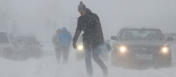 Люди на улице во время сильного снегопада - Sputnik Южная Осетия
