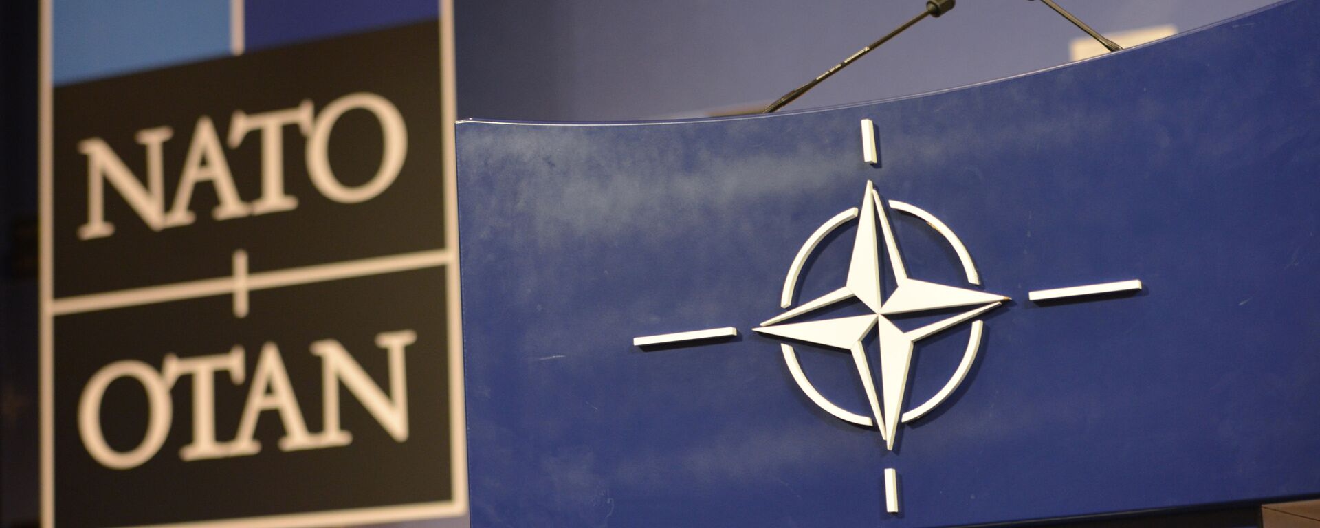Трибуна в зале для пресс-конференций штаб-квартиры НАТО. - Sputnik Южная Осетия, 1920, 04.04.2023