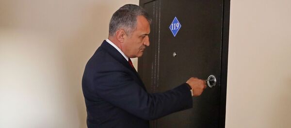 Анатолий Бибилов вручил ключи от квартиры олимпийскому чемпиону Сослану Рамонову Анатолий Бибилов вручил ключи от квартиры олимпийскому чемпиону Сослану Рамонову - Sputnik Южная Осетия