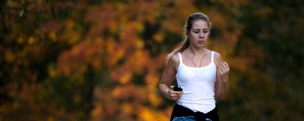 Девушка на пробежке Девушка на пробежке - Sputnik Южная Осетия