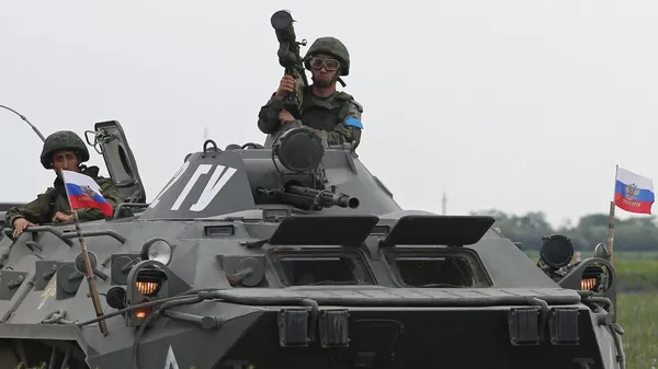 Военнослужащий с переносным зенитным ракетным комплексом «Игла» на БТР-80 на всеармейском конкурсе «Чистое небо-2018» - Sputnik Южная Осетия