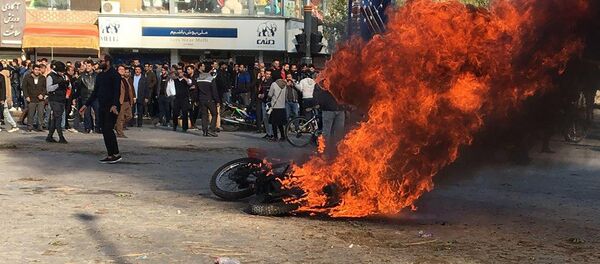 Горящий мотоцикл во время протестов в Иране Горящий мотоцикл во время протестов в Иране - Sputnik Южная Осетия