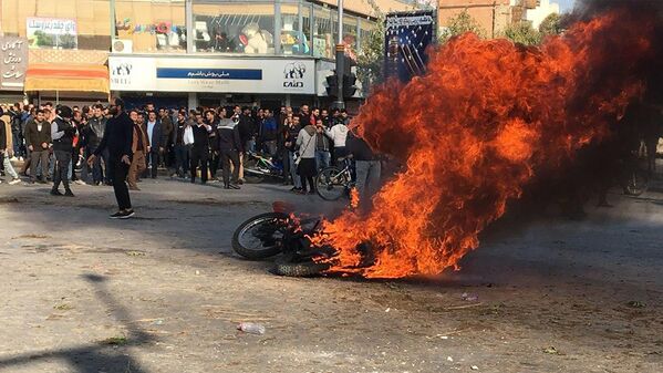 Горящий мотоцикл во время протестов в Иране  - Sputnik Южная Осетия