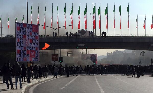 Дым во время протестов против повышения цен на бензин в Эсфахане, Иран  - Sputnik Южная Осетия