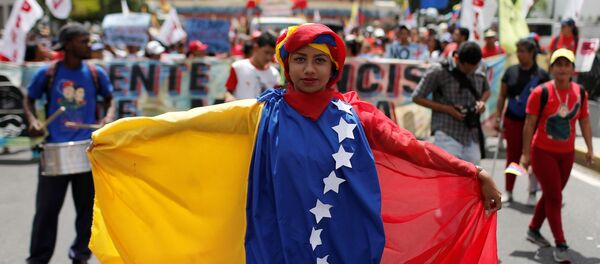 Сторонники президента Венесуэлы Николаса Мадуро во время протеста против санкций США в Каракасе  - Sputnik Южная Осетия