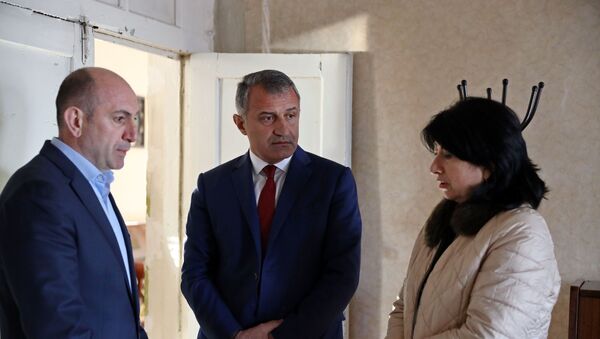 Анатолий Бибилов посетил аварийную музыкальную школу в Цхинвале - Sputnik Южная Осетия