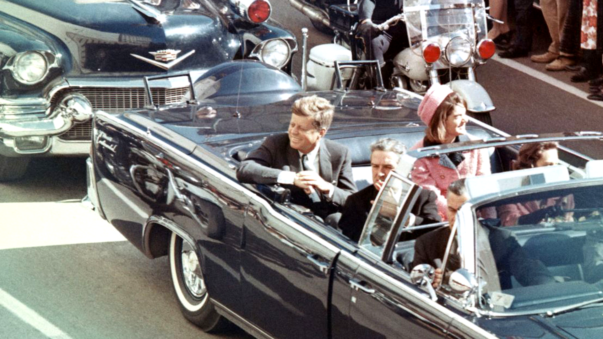 Джон Кеннеди со своей женой в лимузине за несколько минут до обстрела - Sputnik Южная Осетия, 1920, 28.05.2022