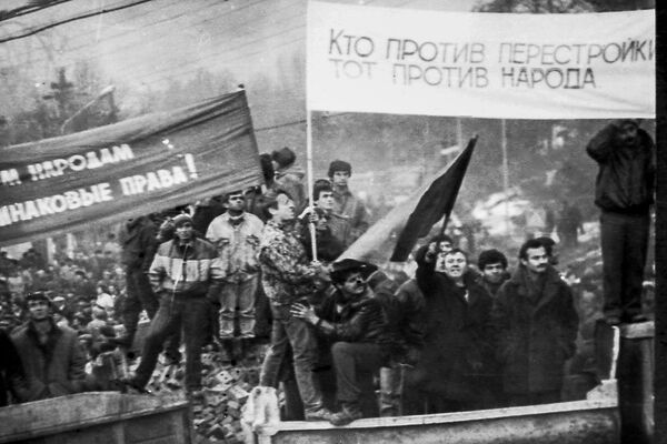 23 ноября 1989 года. В этот день под предлогом проведения мирного митинга в Цхинвал попыталась прорваться многотысячная националистически настроенная вооруженная толпа, путь ей преградили осетинские парни. - Sputnik Южная Осетия