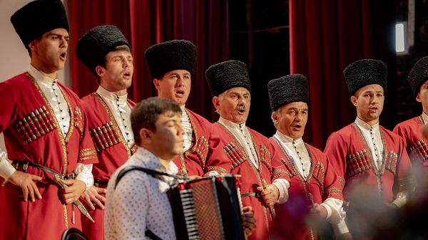 Президенты ӕвджид хор ӕмӕ ансамбль Айзӕлд ралуӕдзысты Хӕдбардзинад банымайыны бӕрӕгбоны - Sputnik Хуссар Ирыстон