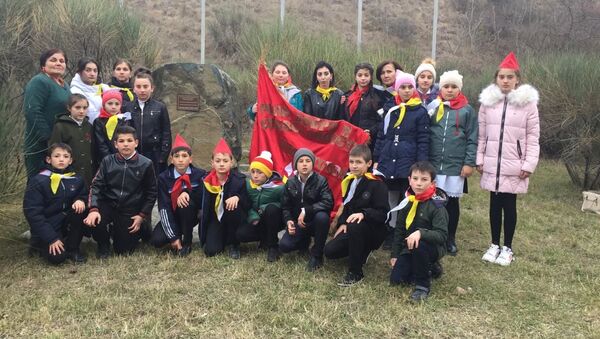 На месте подвига: дзауские школьники вступили в ряды пионеров - Sputnik Южная Осетия