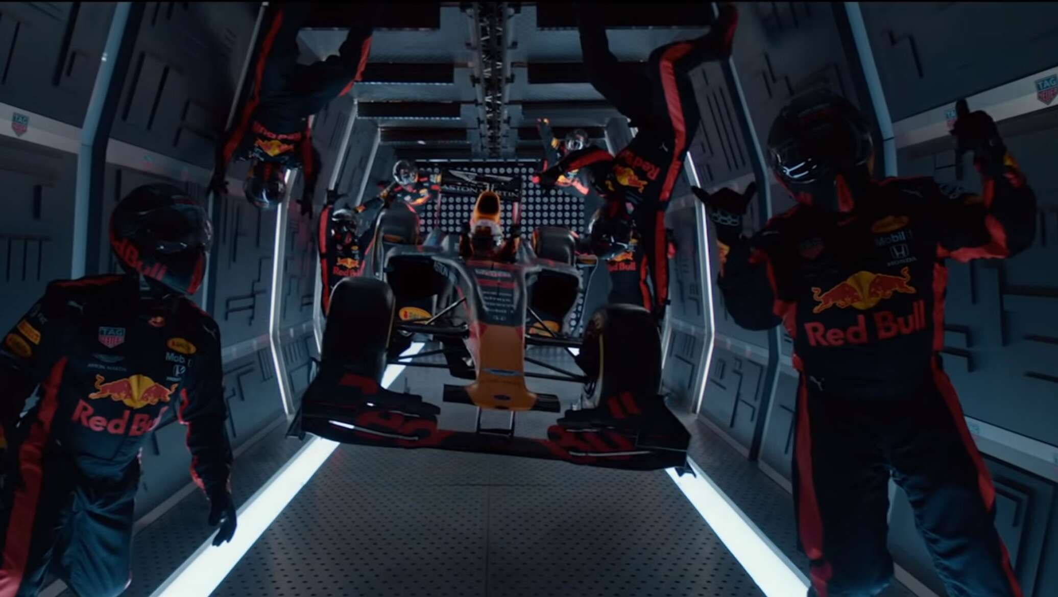 Видеофакт: команда "Формулы-1" показала, как менять колеса в ...