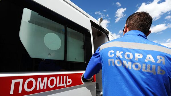 Фельдшер станции скорой медицинской помощи садится в реанимобиль - Sputnik Южная Осетия