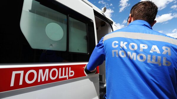 Фельдшер станции скорой медицинской помощи садится в реанимобиль - Sputnik Южная Осетия