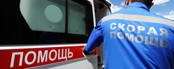 Фельдшер станции скорой медицинской помощи садится в реанимобиль Фельдшер станции скорой медицинской помощи садится в реанимобиль - Sputnik Южная Осетия