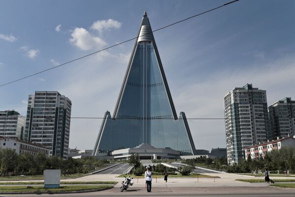 Полицейский около 105-этажного отеля Ryugyong в Пхеньяне - Sputnik Южная Осетия