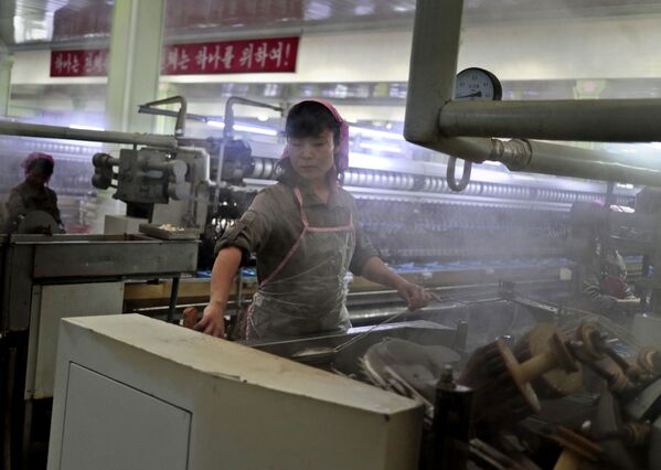 Работница шелкового комбината имени Ким Чен Сук в Пхеньяне - Sputnik Южная Осетия