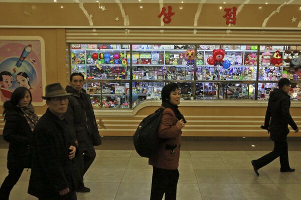 Прохожие возле магазина игрушек в Пхеньяне - Sputnik Южная Осетия
