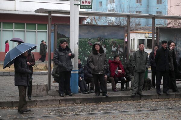 Люди на трамвайной остановке в Пхеньяне - Sputnik Южная Осетия