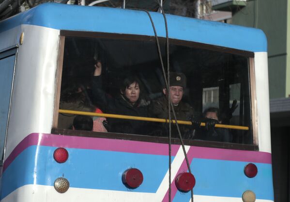 Пассажиры троллейбуса в Пхеньяне, Северная Корея - Sputnik Южная Осетия