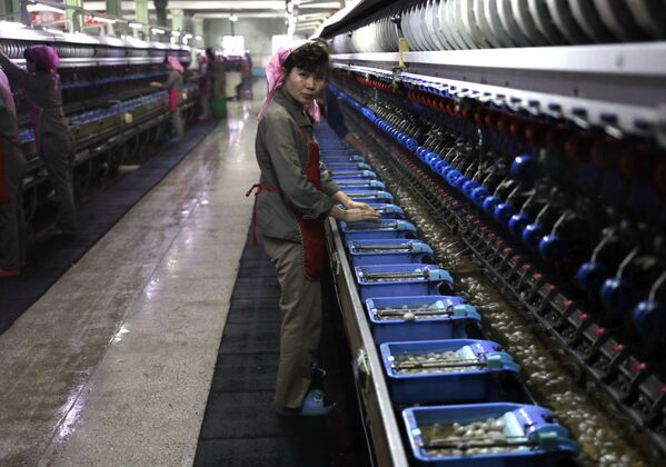 Работница Пхеньянского текстильного комбината имени Ким Чен Сук в Пхеньяне, Северная Корея - Sputnik Южная Осетия