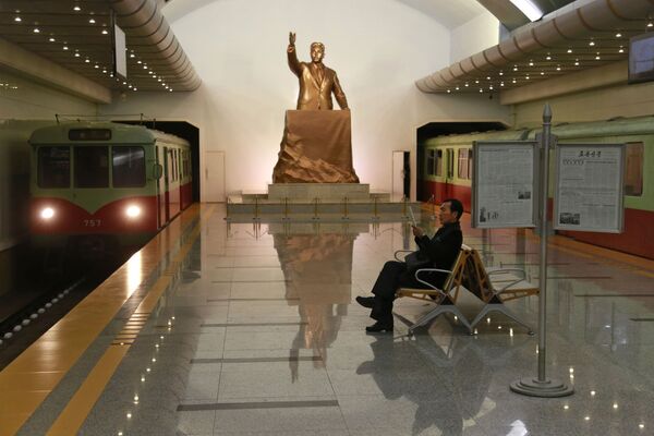 Статуя покойного лидера Северной Кореи Ким Ир Сена на станции метро Kaeson в Пхеньяне, Северная Корея - Sputnik Южная Осетия