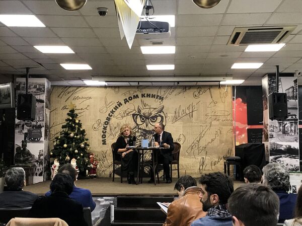 Книга с руной на счастье: в Москве презентовали сборник стихов Зары Валиевой Книга с руной на счастье: в Москве презентовали сборник стихов Зары Валиевой - Sputnik Южная Осетия