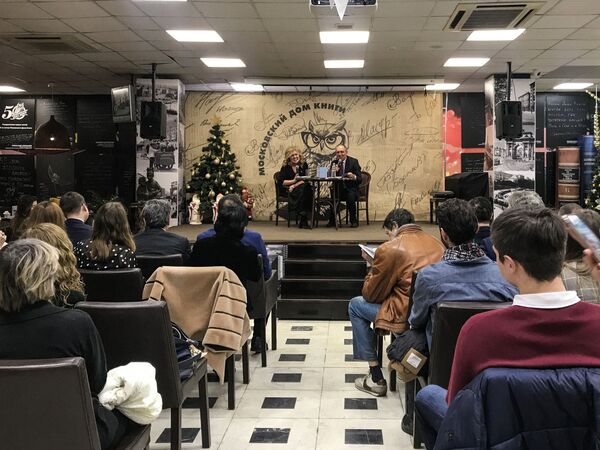Книга с руной на счастье: в Москве презентовали сборник стихов Зары Валиевой Книга с руной на счастье: в Москве презентовали сборник стихов Зары Валиевой - Sputnik Южная Осетия