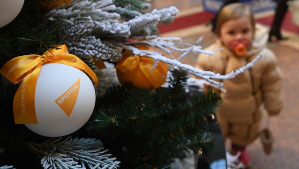 Елочный шар с логотипом Sputnik на цифровой елке Sputnik в ГУМе - Sputnik Южная Осетия