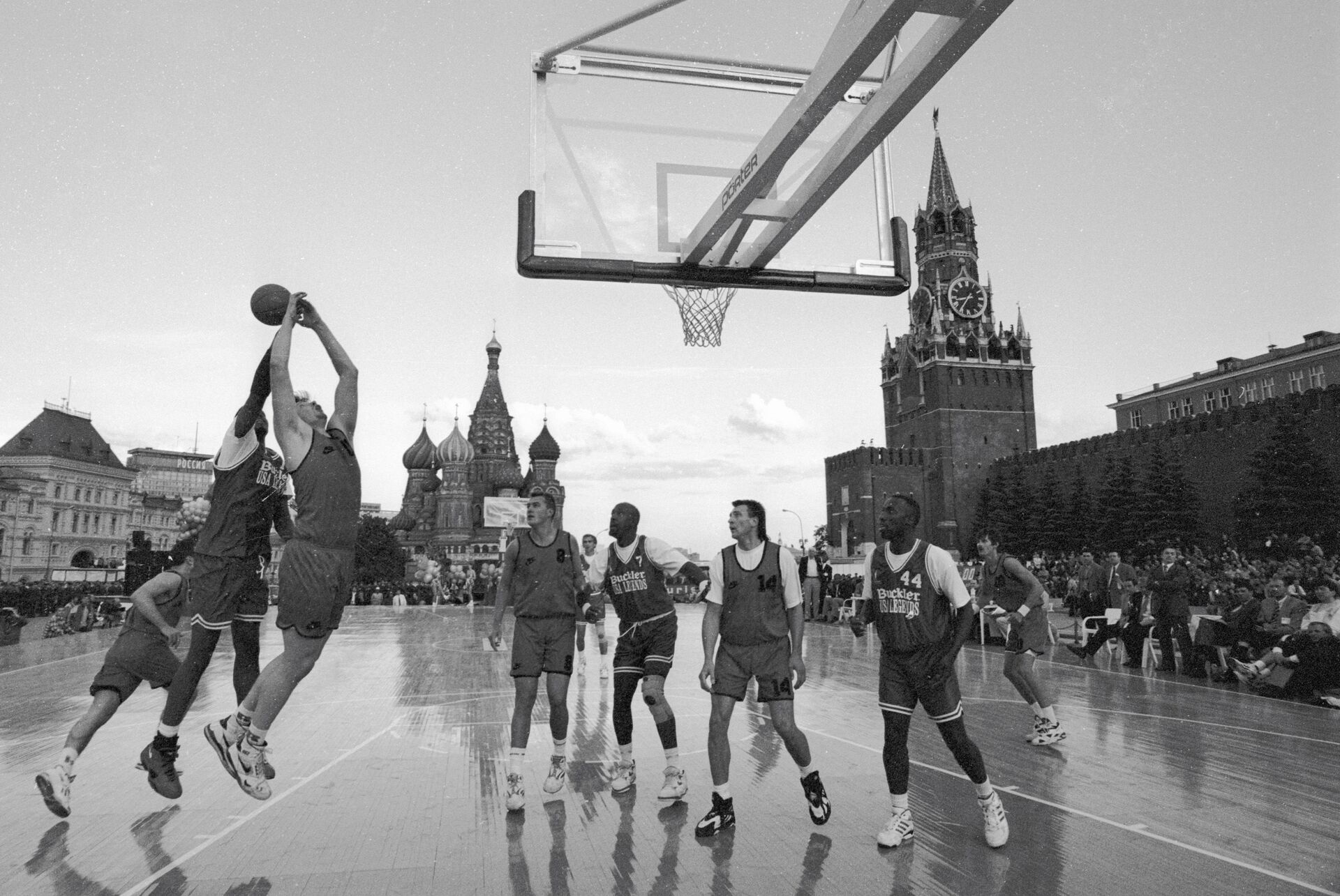 Баскетбольный матч между командами ветеранов НБА и звездами советского баскетбола на Красной площади в Москве. - Sputnik Южная Осетия, 1920, 26.10.2021