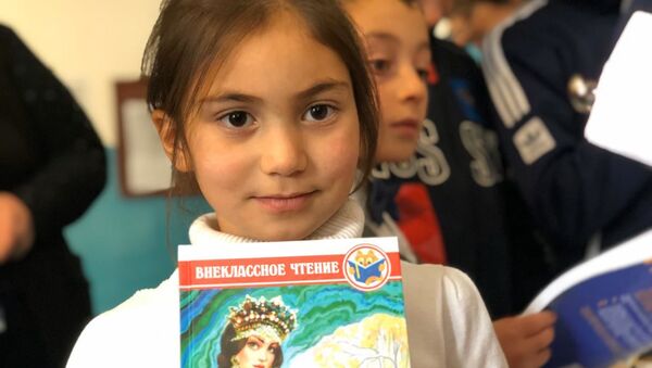 Россотрудничество и посольство РФ в РЮО подарили книги школам Ленингорского района  - Sputnik Южная Осетия