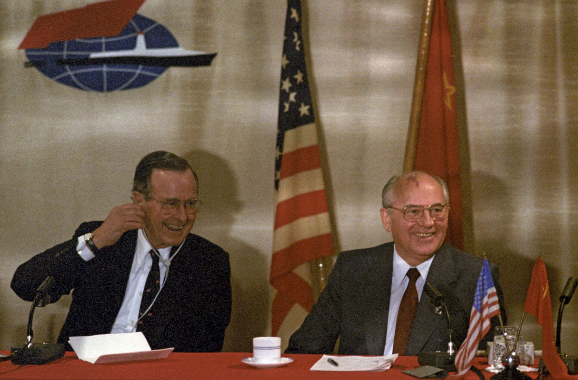 Неофициальная встреча на Мальте Генерального секретаря ЦК КПСС Михаила Горбачева и президента США Джорджа Буша, 1989 год  - Sputnik Южная Осетия, 1920, 26.10.2021