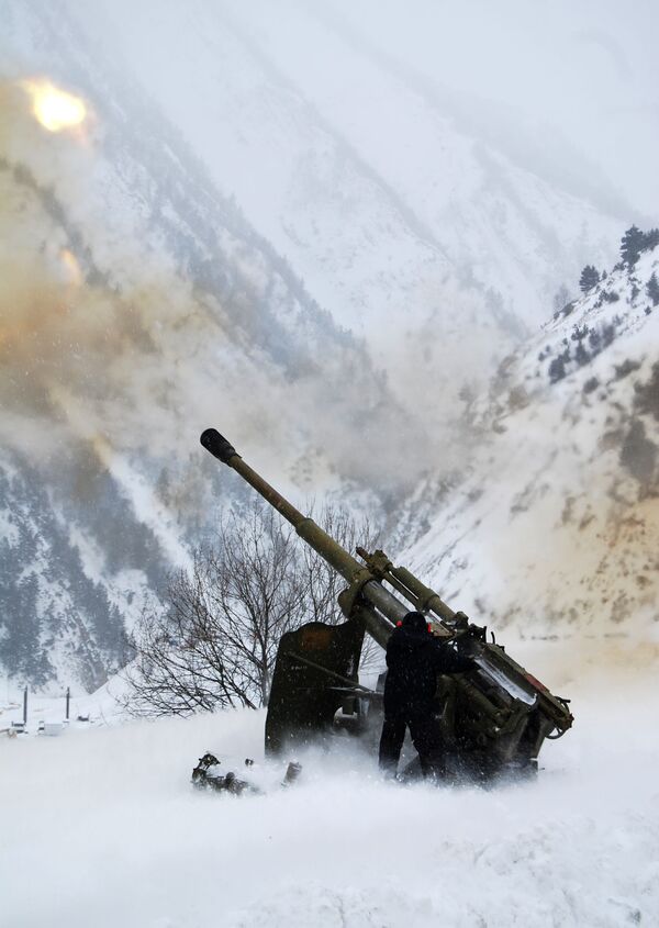 На заблокированном участке Транскама обстреливают лавинные очаги - Sputnik Южная Осетия