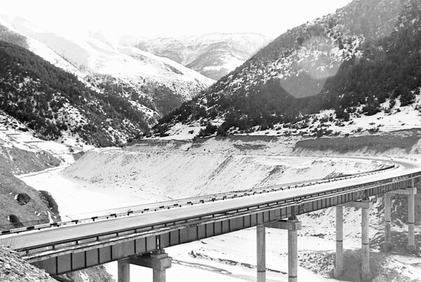 Мост через горную реку на Транскавказской автомагистрали, 1985 год - Sputnik Южная Осетия