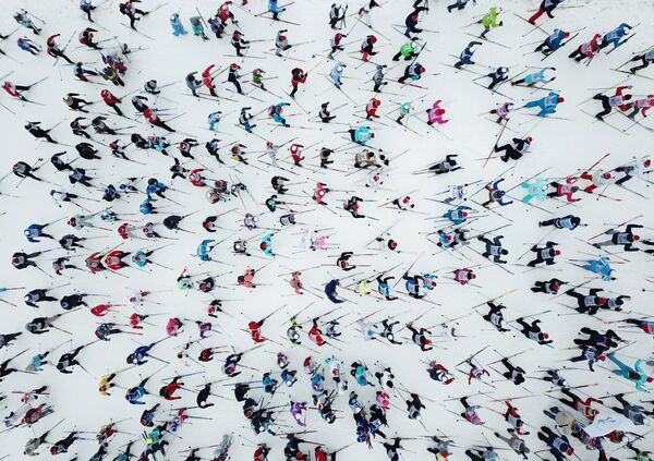 Участники на дистанции Всероссийской массовой лыжной гонки Лыжня России - 2019 в Московской области  - Sputnik Южная Осетия