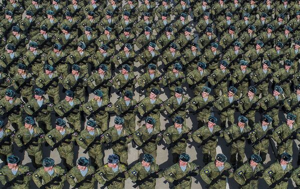 Курсанты Рязанского высшего воздушно-десантного командного училища во время репетиции парада Победы на военном полигоне Алабино - Sputnik Южная Осетия