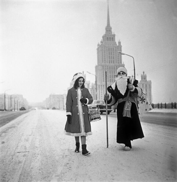 Дед Мороз и Снегурочка  в Москве, 1966 год - Sputnik Южная Осетия