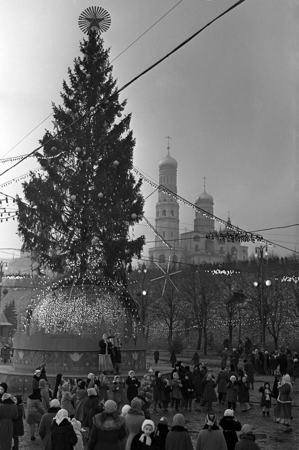 Детвора у Новогодней елки в Тайницком саду Московского Кремля, 1960 год - Sputnik Южная Осетия