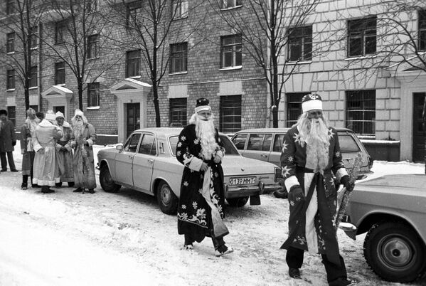 Деды Морозы накануне Нового года на улицах Москвы, 1985 год - Sputnik Южная Осетия